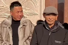 刘强东父亲火了！待在角落里，弯腰拆纸箱，卖废品，好勤劳的老人图片