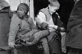 小妾分得30万遗产，却全部交给原配儿子：我才17岁，要去读书了图片