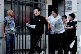 飞奔而出，高考结束后他们最想去旅行图片