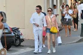 58岁巩俐和老公搂肩逛街，素颜变化大，无眉毛法令纹深发际线飙升图片