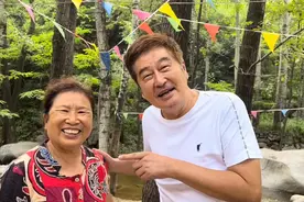 67岁港星定居河北农村，与大妈搭肩热聊心情好，亲昵称对方为妹妹图片