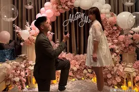 奥运冠军王齐麟求婚现场上演“左拥右抱”！图片