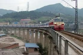 重庆一段已经废弃十年的铁路 曾经是襄渝客车进出重庆站的必经之路图片