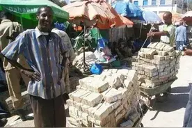 全世界最不值钱的10种货币，第一名1000亿只能买一块面包图片