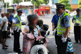 一天查处137起 九龙坡区交巡警开展摩托车、电动车突出违法专项整治图片