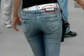 牛仔裤后腰为什么都要贴个“皮标”，它有什么用，今天总算知道了图片