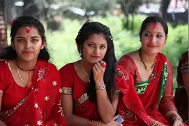 尼泊尔部分地区的“一妻多夫制”：家族兄弟同娶一个妻子图片