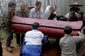 出殡下雨，下葬前和下葬后的差别竟然如此大，这是怎么回事呢？图片