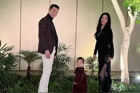 朱珠丈夫分享全家福，父女俩亲吻很温情，朱珠穿高叉礼裙身姿曼妙图片