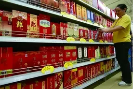 买酒时，如果老板问“是自己喝还是送人”，要警惕，其中暗藏深意图片