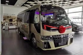 丰田旗下最最最最大的车：丰田考斯特图片