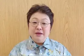 韩红现身暴瘦引担忧，缺多颗牙齿眼睛肿胀，低调戴廉价手表变化大图片