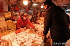 大虾280块钱一盒，比管鱼20一斤新鲜透亮，青岛春的味道愈发愈浓图片