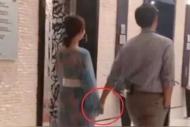 杨紫被曝疑与李现低调恋爱，多个细节太过巧合，还使用同款手机壳图片