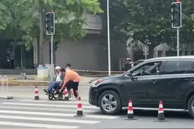 大连一司机斑马线前停车帮老人抬轮椅！后方多车排队但无人催促图片