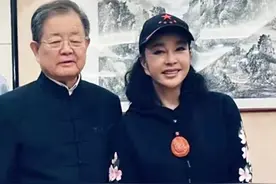 刘晓庆与80岁富豪老公合影，男方头发花白气质儒雅，同框像两代人图片