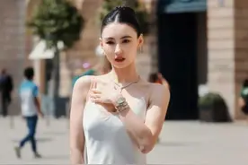 巴黎街头，张柏芝肉色吊带裙引爆全场，新婚更美，天生丽质难自弃图片