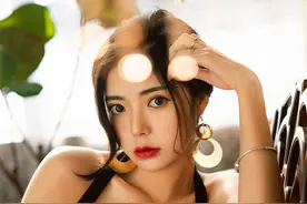 唯美私房照——镜子前弹钢琴的女人图片