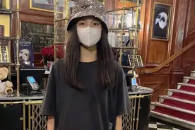 王诗龄又瘦了！李湘带女儿英国看剧，王诗龄戴万元钻石帽图片