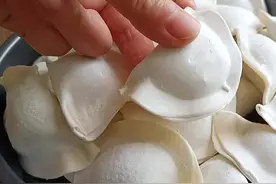 煮冻饺子时：最忌沸水下锅，老板：牢记这3点，饺子鲜香还不破皮图片