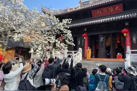 帅气和尚一夜之间火上热搜，网红连出家人都不放过？图片