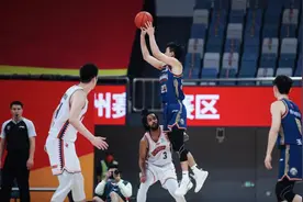 同曦新秀林葳绝平三分疯狂 19岁轰32+4+3 杨毅：这不是雷吉米勒？图片