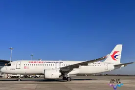 东航首架C919客机飞抵扬泰机场 进行正式载客前飞行训练图片