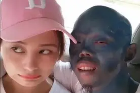 “妖魔专业户”李平安，长相怪异抱得美人归，被称最成功的癞蛤蟆图片