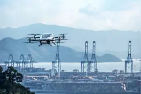 地上能跑天上能飞！小鹏飞行汽车亮相，网友：无人机叼着汽车跑？图片