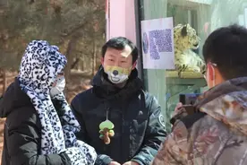 “无穷小亮”寻找藏狐时，他戴的口罩卖出了1亿片图片