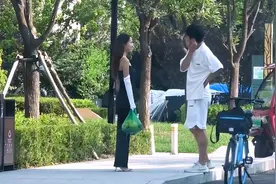 男子骑自行车给女神送苹果，女神转头扔垃圾桶，被跑车男一语点醒图片
