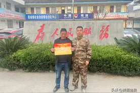 褒城镇武装部——为优秀士兵送喜报，家属共享军功荣耀图片
