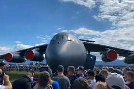 运20成欧洲航展明星，巨无霸体型力压全场，各国武官民众竞相参观图片