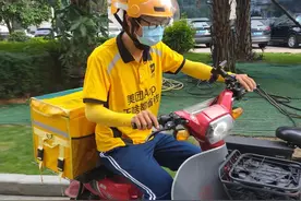 泉港一学子高考后当起外卖小哥，每天奔波于烈日下——“辛苦没关系，能减轻家里负担就好”图片