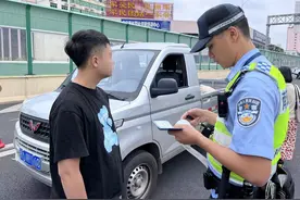 货车、摩托车、三轮车等违规上清厢快速？南宁交警：严查图片