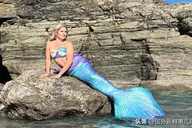 英国“真人美人鱼”常年在冰冷的海里游泳，能屏住呼吸4分钟图片