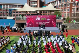 中国女足冠军队吴澄舒回无锡！主教练水庆霞也来了图片