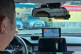 乌鲁木齐出租车计价器升级换新 电子屏显示一目了然图片