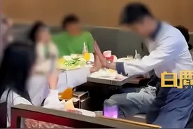 海底捞男服务员跳擦玻璃舞被指低俗，手掌紧贴女顾客摆臀扭动，海底捞回应：鼓励爱舞蹈的员工带来个性化体验图片