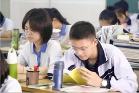 资助8年的女生嫁给富豪，好心人崩溃痛哭，母亲：她比你聪明图片