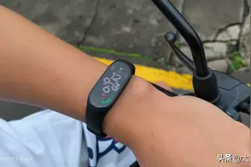 屏幕更大，功能更全，小米手环7评测图片