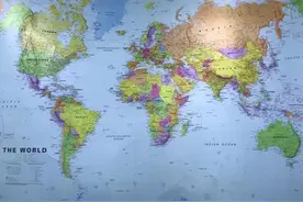地球自转一圈一天，他绕地球一圈三年多图片