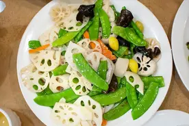 炒莲藕，直接炒和先焯水都不对，2个妙招掌握好，清甜爽脆不发黑图片