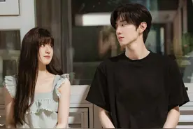 《偷偷藏不住》里的青春少女穿搭来袭，赵露思版桑稚，甜美又可爱图片