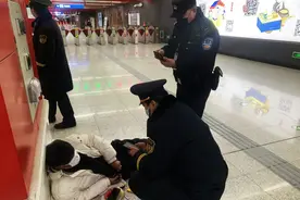 “警察叔叔，我不会嗝儿屁在这儿吧？”图片