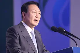韩国颁布最严入境令，要求中国旅客戴上黄色识别牌，用来区分国籍图片