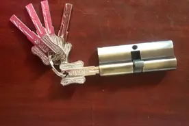 女儿出嫁后，父母该不该将娘家的钥匙收回？过来人的经历引人深思图片