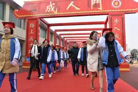 北京一高中成人礼火了，学生盛装出席走红毯，堪称现实版继承者们图片