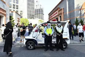 外滩开关式马路、西湖边最美人墙，不一样的风景，一样的暖心图片