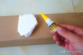 把502胶水滴在塑料泡沫上，解决了我家里的难题，太实用了图片